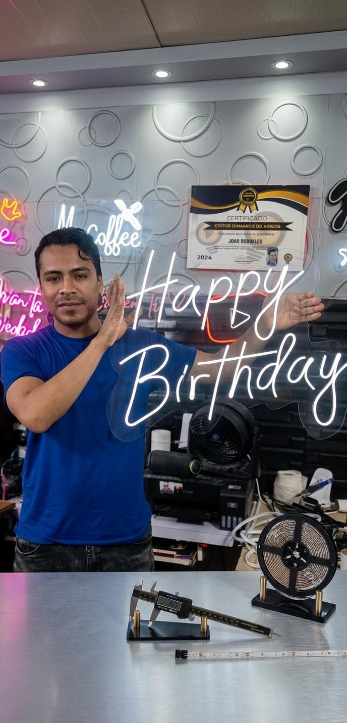 Frank Siras sosteniendo un letrero de neón personalizado